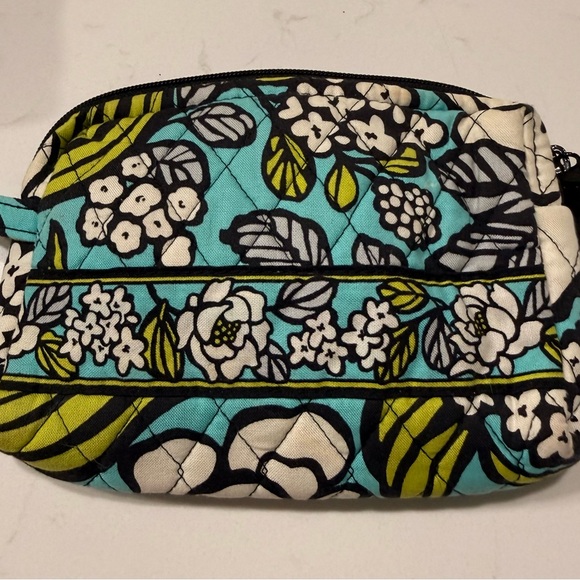 Vera Bradley – Island Blooms Travel Set - Picture 11 of 14